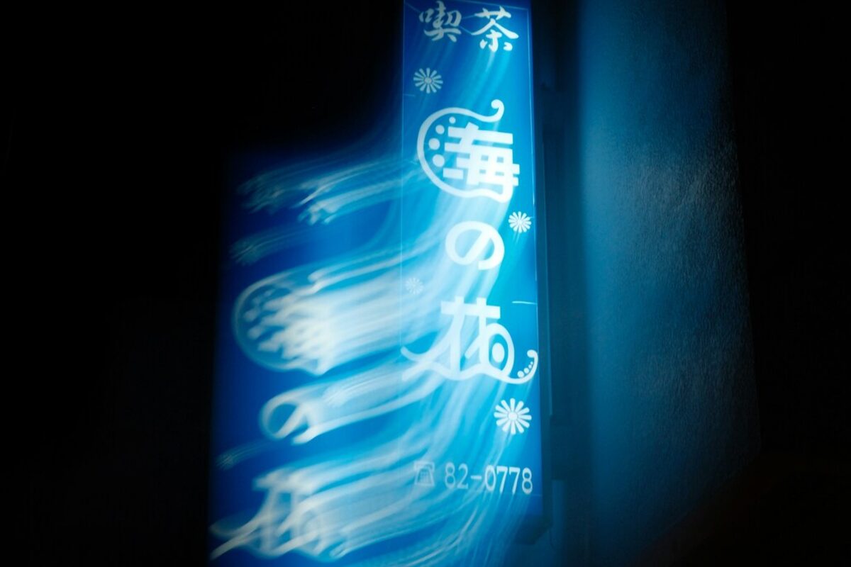 速すぎる応答が不信を生むとき